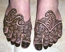 Picture of henna paste still on skin for Indian mehndi design