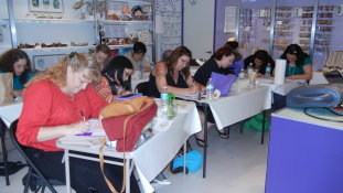 Learn how to henna at Henna University in Orlando. Henna workshops and mehndi classes available